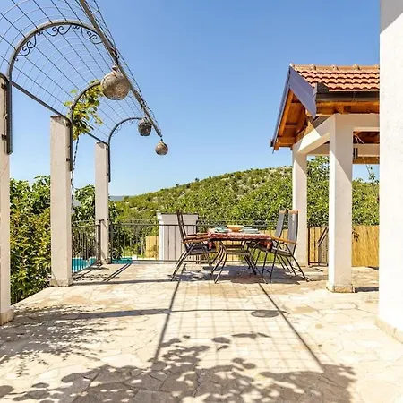 Becca , Heated Pool With Salt Water Dracevice