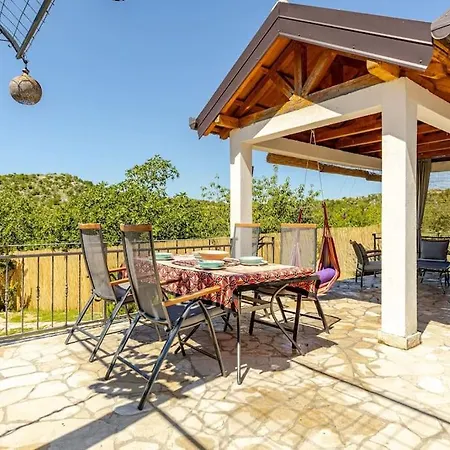 Becca , Heated Pool With Salt Water *