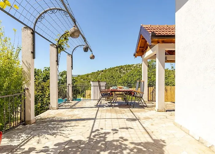 Becca , Heated Pool With Salt Water Dracevice