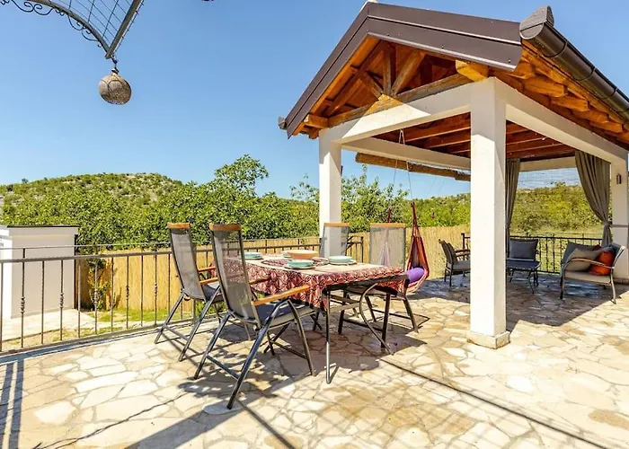 Becca , Heated Pool With Salt Water *