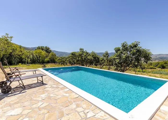 Becca , Heated Pool With Salt Water * Dracevice