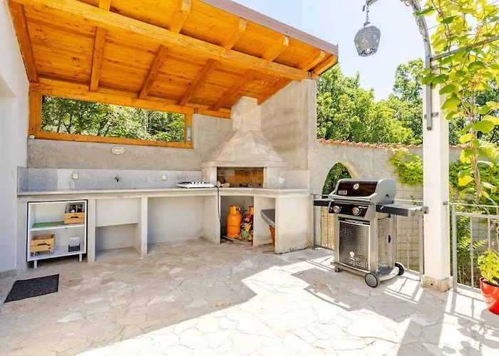 Becca , Heated Pool With Salt Water * Dracevice